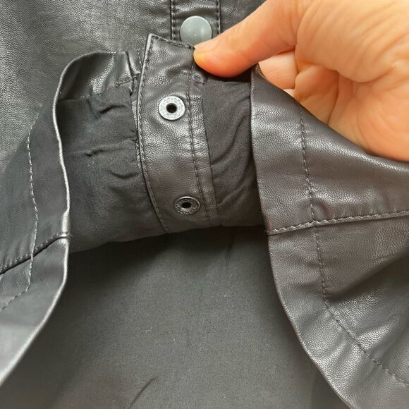 Free People black faux leather miniskirt,snap front closure,4 (see measurements) - Picture 7 of 7